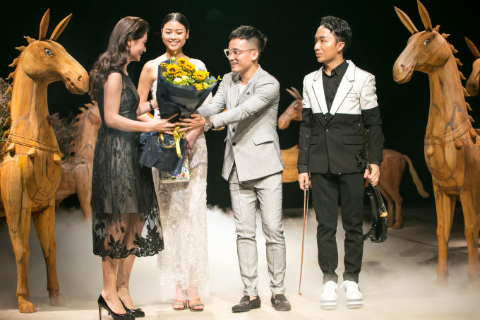 Bản sao Tăng Thanh Hà làm vedette cho NTK Hà Duy