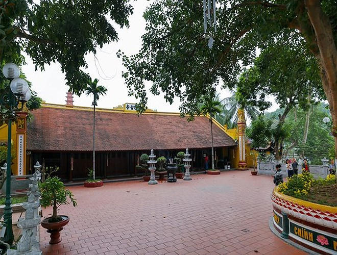 Chùa không chỉ là nơi sinh hoạt tôn giáo, mà còn là chỗ để mỗi con người lắng lại lòng mình với những ý nghĩa tốt lành. Với bề dày cả ngàn năm lịch sử, rất nhiều ngôi chùa, đền, phủ tại Hà Nội trở thành điểm đến của người dân trong ngày mùng 1 và ngày rằm hàng tháng.Chùa Trấn Quốc – ngôi chùa cổ nhất Hà Nội với trên 1.500 tuổi. Nơi đây được ví như hòn đảo xanh nằm soi mình bên sóng nước Hồ Tây.