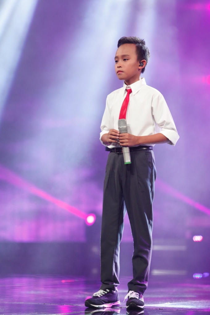 Hồ Văn Cường giản dị trên sân khấu.