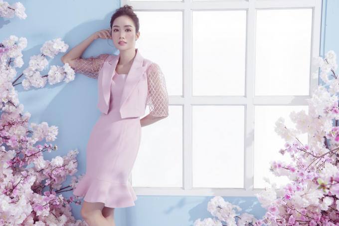 Bên cạnh đó, gam màu hồng pastel ngọt ngào càng tô điểm thêm những thiết kế sáng tạo. Vẻ ngọt ngào và lắng đọng chính là nét tinh khôi dành cho những người phụ nữ của mình.