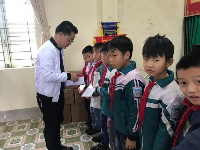 Ông Nguyễn Huy Thiện, Trưởng cơ quan đại diện khu vực duyên hải phía Bắc trao học bổng cho các học sinh.