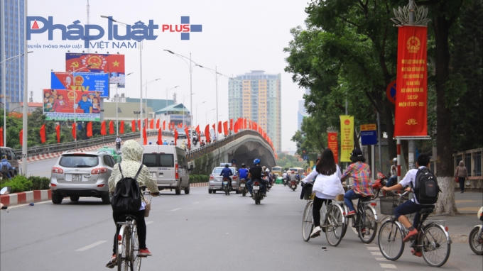 Đường phố tràn ngập màu đỏ của cờ và khẩu hiệu.