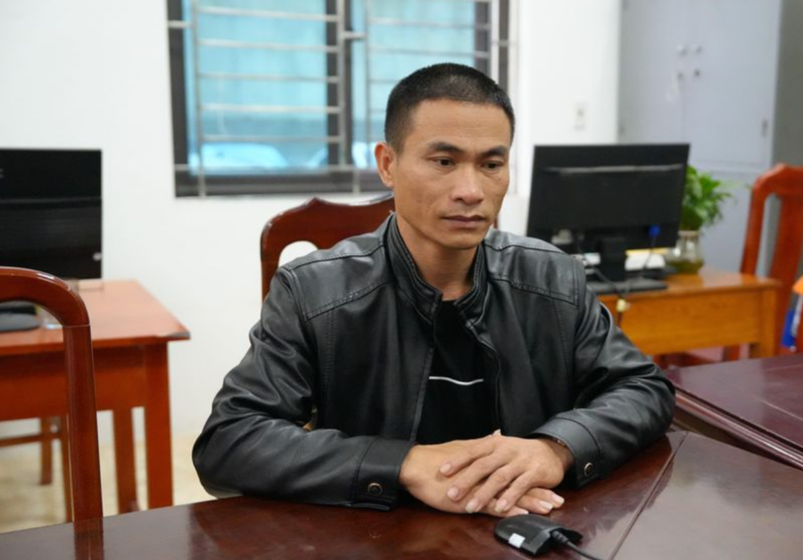 Lái tàu chở đá Nguyễn Văn Thâm tại cơ quan Công an.