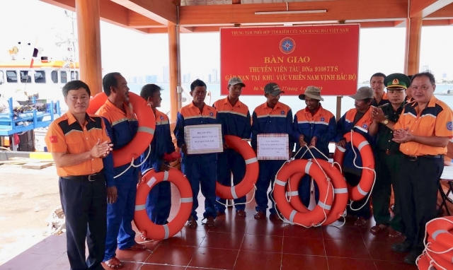 Cứu nạn 7 thuyền viên tàu cá gặp sự cố chết máy tại vùng Nam vịnh Bắc Bộ