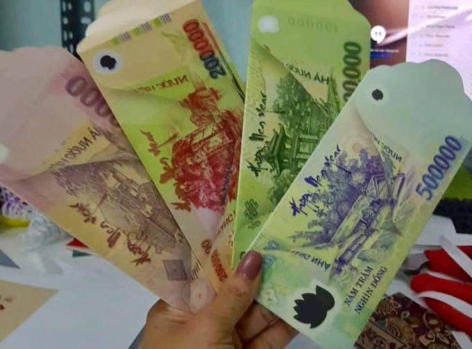 Bao lì xì in hình ảnh giống tiền thật đât gây sốt thị trường dịp cận Tết