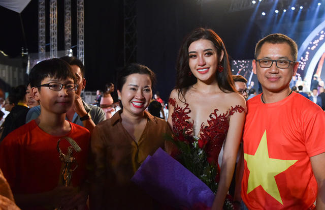 Gia đình đến ủng hộ Huyền My tại đêm chung kết.