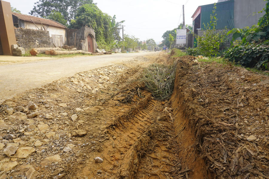 Dân mang thùng phuy, khúc gỗ... chặn đoàn xe tải chở đất - Ảnh 10.