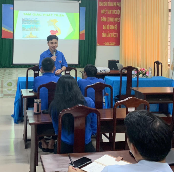 Bí thư Tỉnh Đoàn Bình Phước Trần Quốc Duy (cầm micro) tương tác cùng các thủ lĩnh thanh niên, tư vấn cách vận động các nguồn lực và triển khai các mô hình đoàn kết tập hợp thanh niên sáng tạo; đưa ra 10 lời khuyên và “truyền lửa” cho các thủ lĩnh thanh niên trẻ tuổi