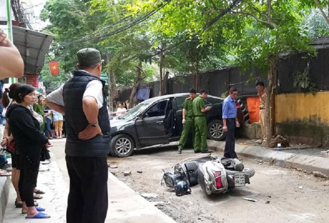 Lực lượng chức năng có mặt tại hiện trường điều tra, làm rõ nguyên nhân vụ tai nạn.