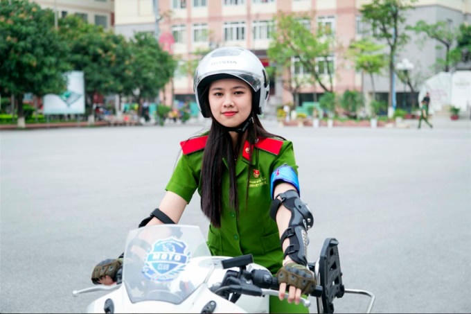 Nữ sinh năm 3 Học viện Cảnh sát nhân dân cho biết học được tính thận trọng, nhạy bén trong nắm bắt và xử lý tình huống, nhờ việc tập điều khiển môtô phân khối lớn này. Ảnh: NVCC.