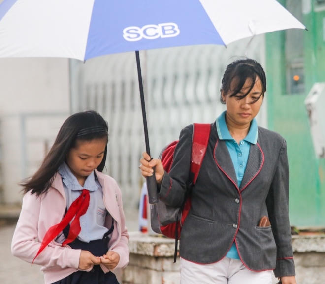 Cơn gió lạnh vừa thổi qua, bé Trung Anh (tiểu học Trần Quốc Tuấn, quận Tân Bình) vội kéo khóa áo khoác lên. "Nghe loa đài dự báo trời mấy bữa nay trời sẽ lạnh nên tôi chuẩn bị đầy đủ quần áo ấm cho con", phụ huynh này chia sẻ.