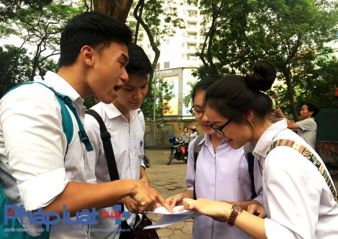 Các thí sinh đánh giá đề thi môn Văn dễ thở, môn Toán khó nhằn.