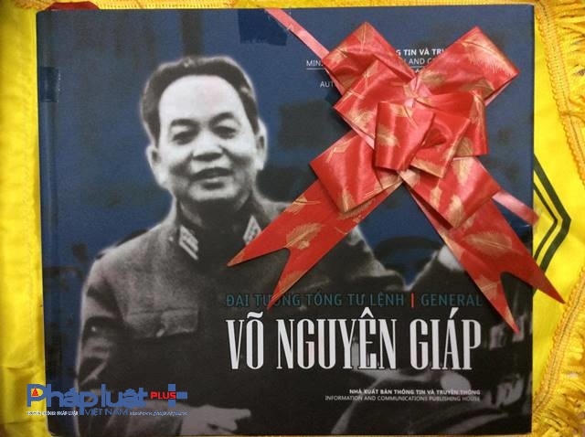 Tư liệu về Đại tướng, Tổng tư lệnh Quân đội nhân dân Việt Nam được Đoàn thanh niên Cục trao tặng Đoàn thanh niên VTC Digicom.