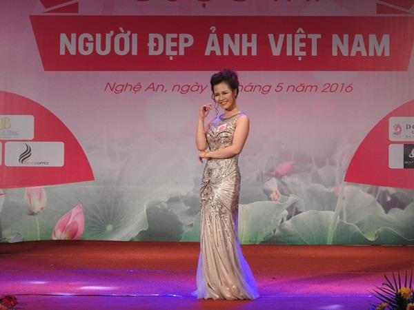 Thí sinh Hoàng Yến rất tự tin trước ống kính máy quay.