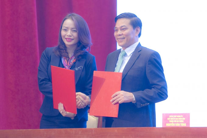Bà Hương Trần Kiều Dung - Ủy viên HĐQT, Tổng Giám đốc Tập đoàn FLC ký kết với UBND TP Hải Phòng biên bản ghi nhớ.