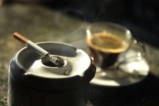 Hút thuốc lá và uống café cùng lúc dễ dẫn đến đột quỵ. Ảnh: minh họa