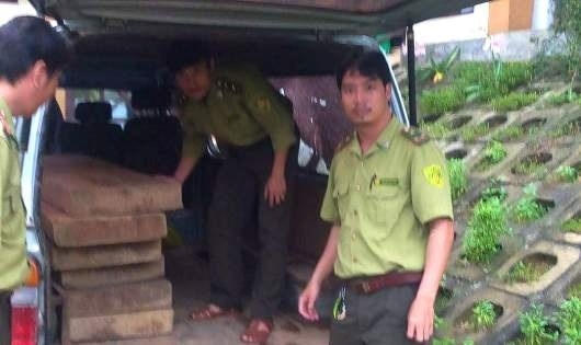 Lực lượng kiểm lâm tiến hành kiểm tra số gỗ lậu trên xe (ảnh do kiểm lâm cung cấp).