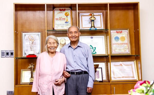 Lương y Phạm Thị Giang, con gái cụ Lang Giằng và ông Lê Minh, chủ doanh nghiệp - người thừa kế bài thuốc Phong tê thấp Bà Giằng.