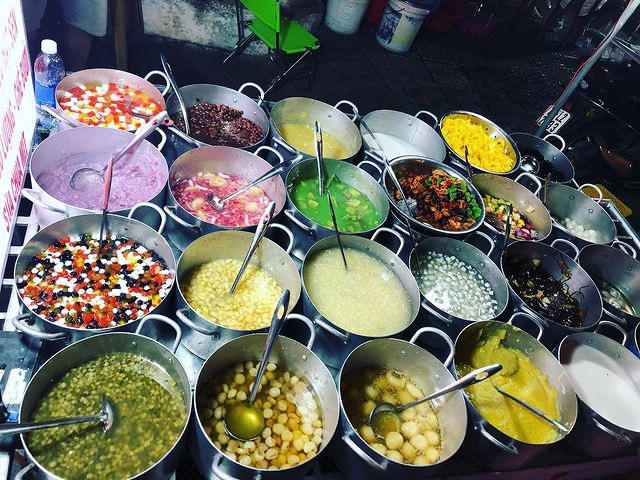 Những cốc chè bình dân của người Việt trở thành thức quà đường phố hấp dẫn cả du khách nước ngoài (Ảnh: @riiim.kio).