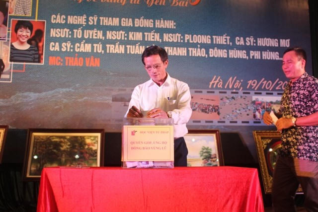 Các đại biểu ủng hộ quỹ thiện nguyện