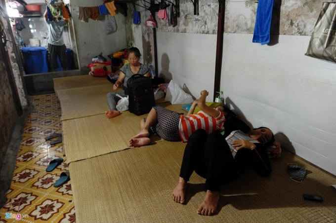 Trong 40 phòng có 3 phòng trọ lớn với tổng sức chứa khoảng 80 người với giá 15.000 đồng/người/ngày đêm.