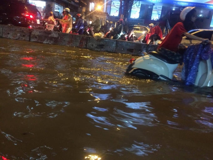 Phố Trường Chinh nước ngập khiến nhiều xe không thể di chuyển. Ảnh: Khánh Trung