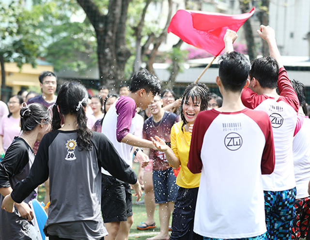 Cô Nguyễn Thị Nhiếp – hiệu trưởng nhà trường cũng hết mình tham gia cùng những bạn học sinh cuối cấp