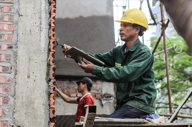 &Aacute;m ảnh mưu sinh với nghề treo m&igrave;nh tr&ecirc;n gi&agrave;n gi&aacute;o cheo leo