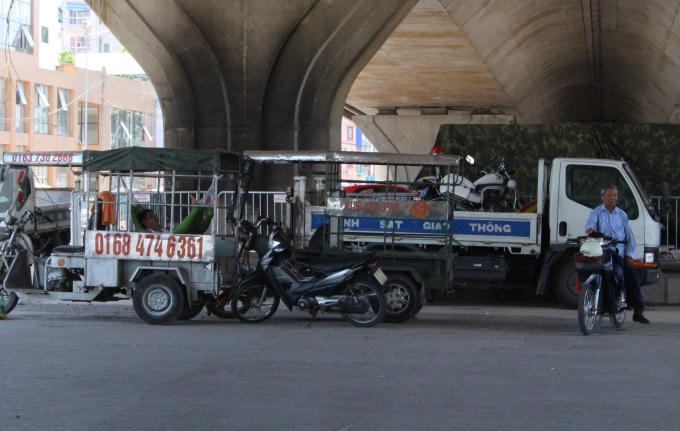 Giấc ngủ trưa ngon lành của bác xe thồ dưới gầm cầu vượt.
