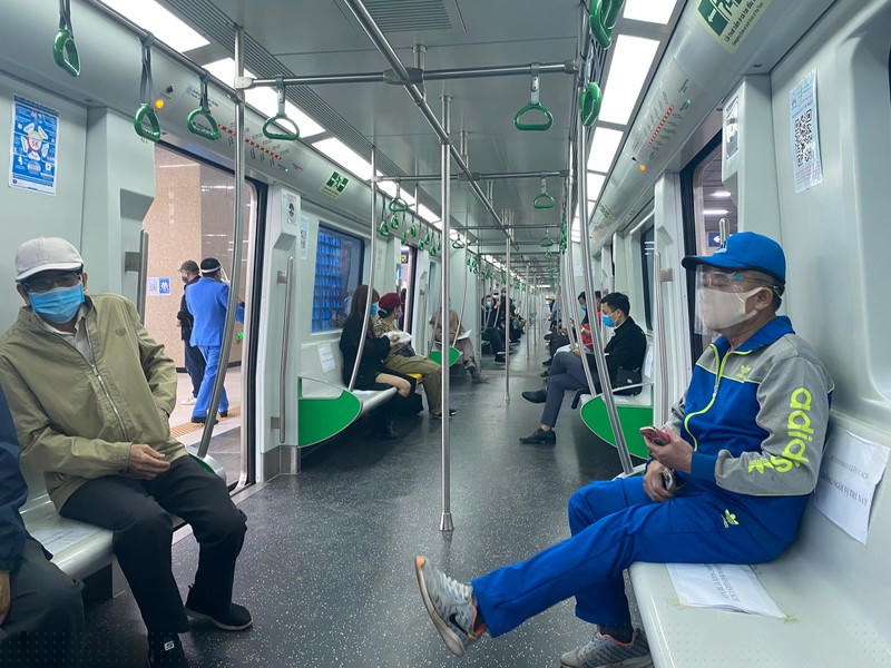 Khách ngồi trên tàu không còn phải chen chúc.