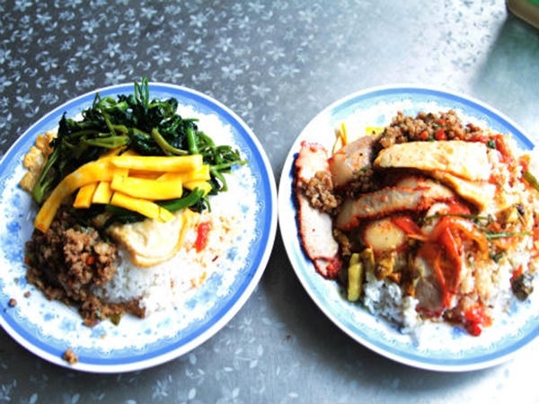Suất cơm 15.000 đồng ở căng tin kí túc xá với hai món mặn, hai món rau.