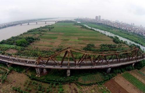 Dự án đầu tư tuyến giao thông thủy xuyên Á kết hợp với thủy điện trên sông Hồng nếu triển khai sẽ nhấn chìm hầu hết diện tích đất canh tác đôi bờ sông Hồng.