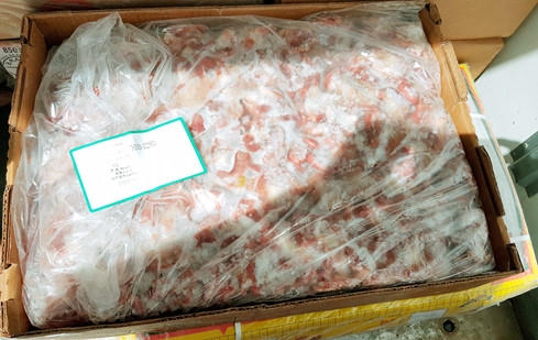 Số thực phẩm chân gà, cánh gà nhập khẩu không hóa đơn chứng từ. Ảnh: Trần Thanh Phong