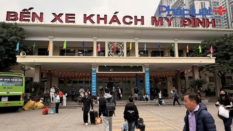 Tại bến xe khách Mỹ Đình, lượng người dồn về bến xe trong ngày tăng cao bắt đầu từ đầu giờ chiều ngày hôm nay (4/1).