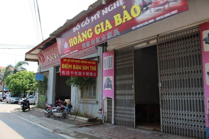 Đến cả điểm bán sim-card điện thoại cũng được gắn biển hiệu Trung Quốc. Dịch vụ kinh doanh đồ mỹ nghệ và nhà nghỉ có gắn biển hiệu tiếng Trung không ngần ngại đứng cạnh nhau. Biển hiệu nhà xe vận chuyển từ Đồng Kỵ đến TP Bắc Ninh và từ Bắc Ninh đi Trung Quốc. Điểm mát-xa không ngần ngại mọc xen giữa những cửa hàng mỹ nghệ tại Đồng Kỵ.