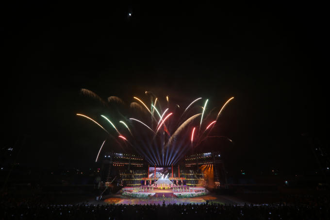Màn bắn pháo hoa rực rỡ.