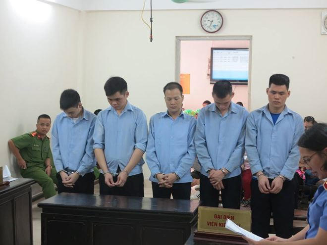 Các bị cáo tại phiên xử.
