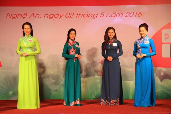 Mai Phương trong trang phục áo dài truyền thống.
