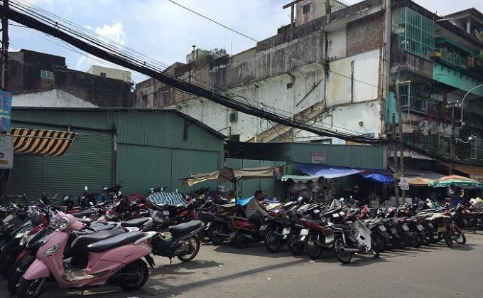 &nbsp;Khu đất n&agrave;y trước đ&acirc;y l&agrave; Rạp h&aacute;t Hướng Dương, do Trung t&acirc;m tổ chức biểu diễn v&agrave; Điện ảnh TPHCM quản l&yacute;, sử dụng. Ng&agrave;y 10/12/2015, UBND TP đ&atilde; c&oacute; văn bản giao Trung t&acirc;m Ph&aacute;t triển Quỹ đất phối hợp với Sở VHTT lập thủ tục đấu gi&aacute;. Tiếp đến ng&agrave;y 6/5/2017, UBND TP tiếp tục c&oacute; văn bản chỉ đạo Sở VHTT thực hiện thủ tục b&agrave;n giao mặt bằng cho Trung t&acirc;m Ph&aacute;t triển Quỹ đất. Vậy m&agrave; Sở VHTTa vẫn b&igrave;nh ch&acirc;n như vại kh&ocirc;ng thực hiện v&agrave; tiếp tục cho thu&ecirc;.&nbsp;