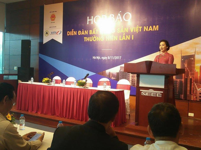 Bà Bùi Thị Phương Chi - Giám đốc Kênh truyền hình Kinh tế Tài chính VITV phát  biểu tại họp báo.