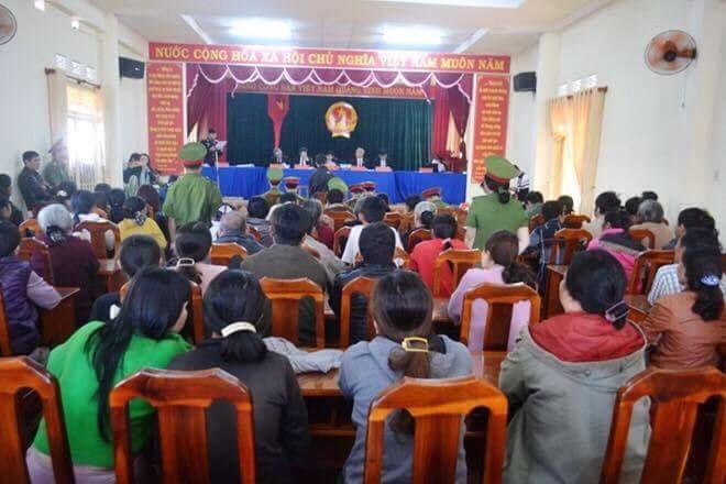 Phòng xử án chặt cứng người tham dự.