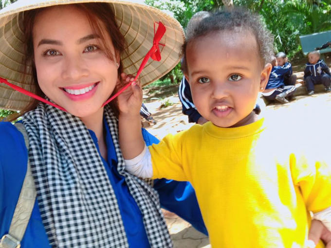 Phạm Hương v&agrave; Lệ Hằng x&uacute;c động khi thấy voi bị giết hại d&atilde; man ở Kenya