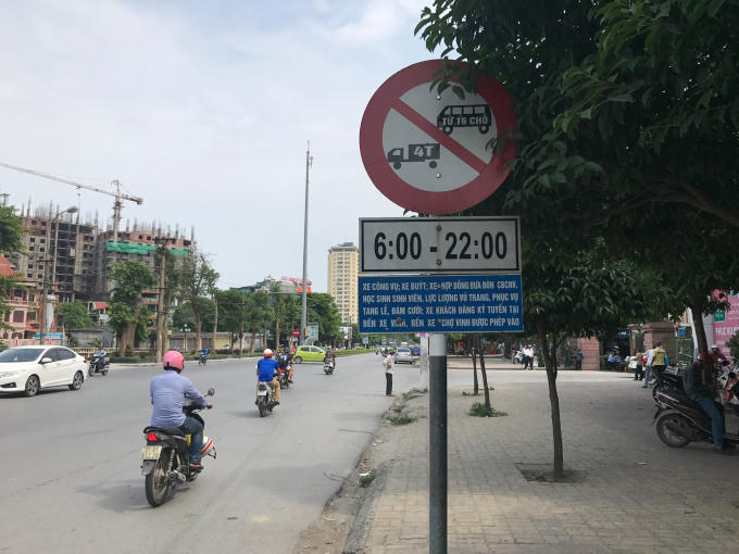 Biển cấm đặt ở đầu đường Lê Lợi, TP Vinh gây tranh cãi dẫn đên vụ kiện hi hữu.