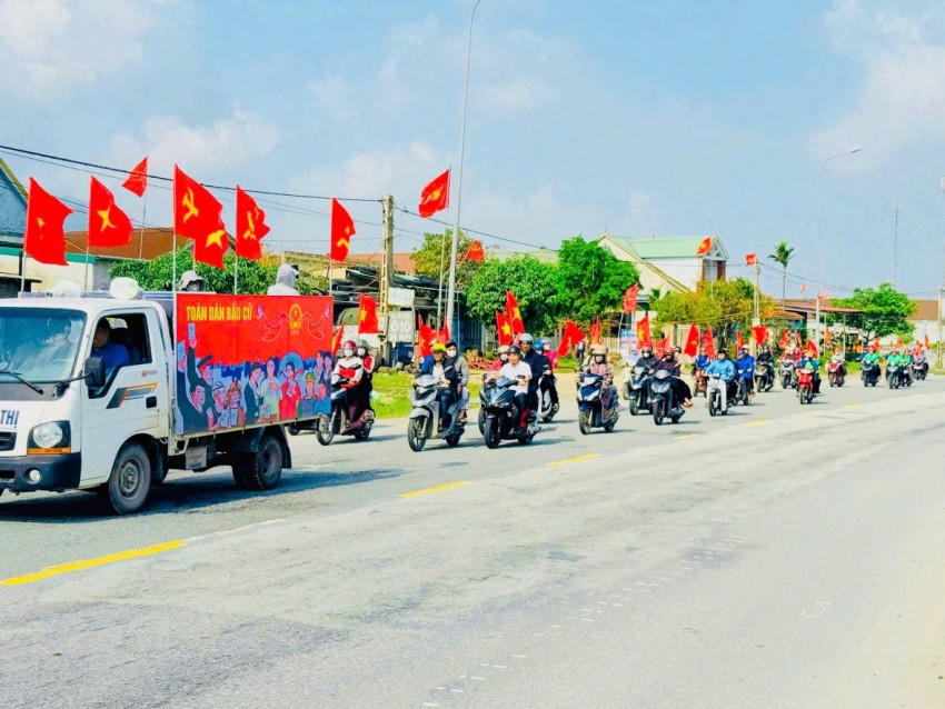 Các xe tuyên truyền lưu động đã di chuyển qua nhiều tuyến đường chính.