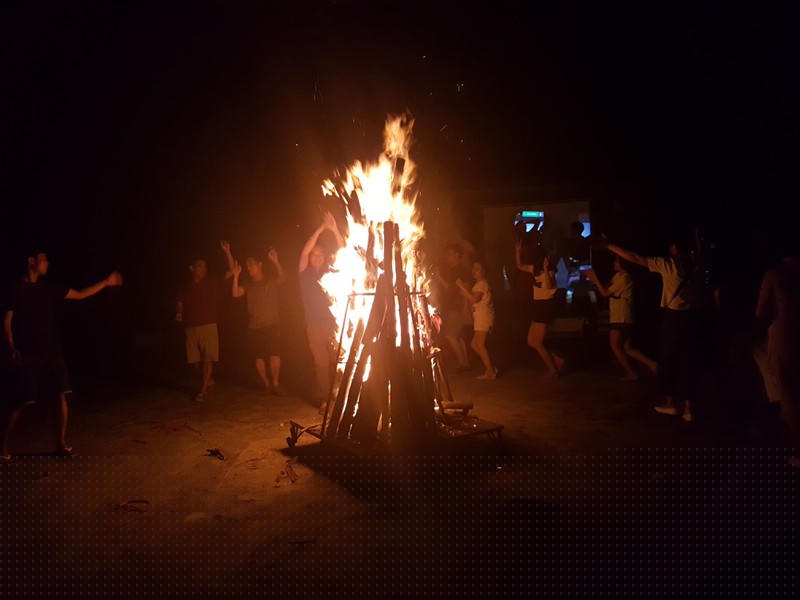   Ngọn lửa vươn cao, tiếng nhạc ầm ĩ mà không có ai nhắc nhở.