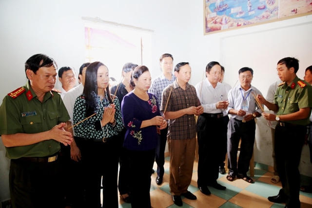 Phu Nhân Chủ tịch nước Trần Đại Quang thăm gia đình cháu bé bị lũ cuốn trôi tại xã Hưng Trung, huyện Hưng Nguyên - ảnh Phi Thanh.
