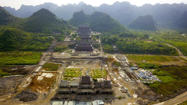 Quần thể chùa Tam Chúc đang được xây dựng trên mảnh đất thuộc huyện Kim Bảng (Hà Nam), nơi có cảnh quan sơn thuỷ hữu tình, được ví như "Vịnh Hà Long trên cạn".