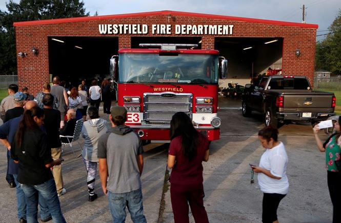 Người dân xếp hàng chờ bỏ phiếu tại một trạm cứu hỏa ở Houston (bang Texas). Nguồn: Reuters