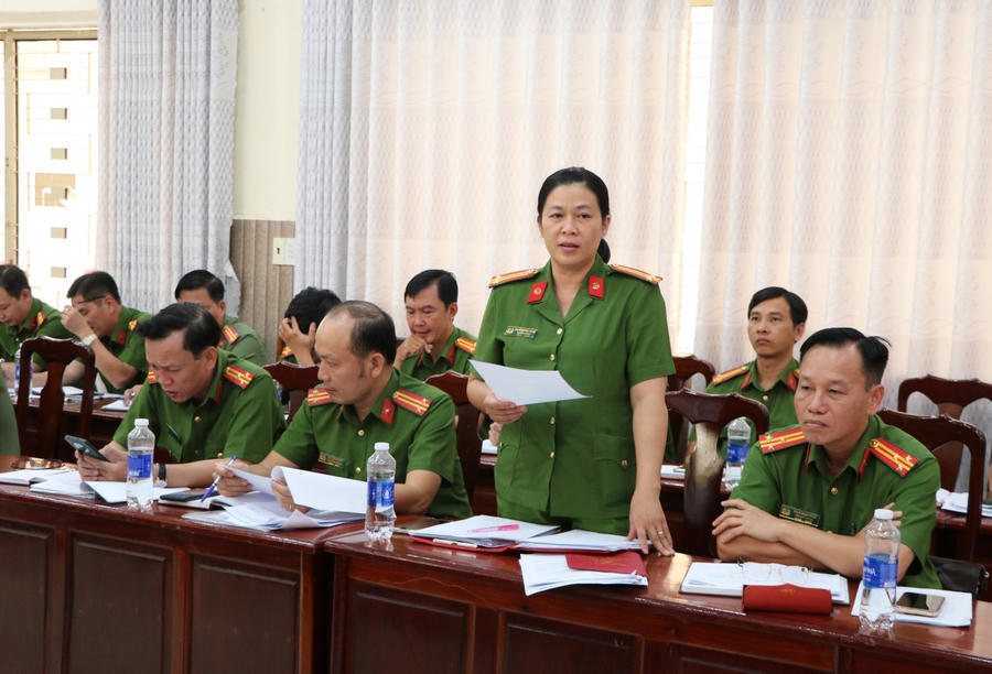 Các đại biểu tham luận, đề xuất ý kiến cắt giảm thủ tục hành chính
