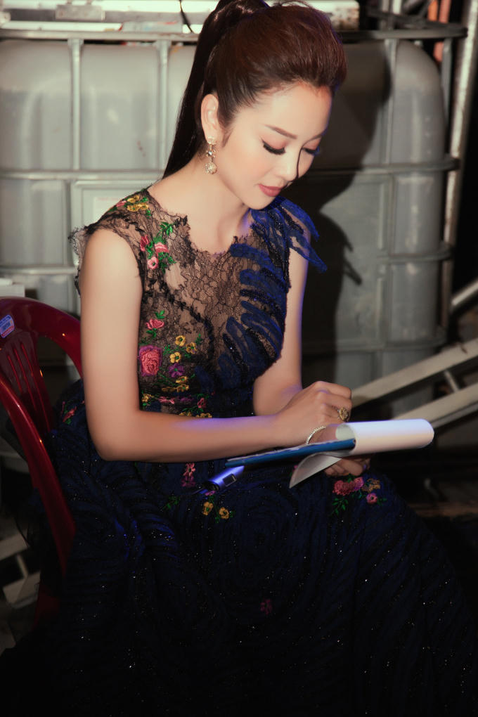 Cô thay hai trang phục của nhà thiết kế Hoàng Hải làm riêng cho mình, đây cũng là 2 chiếc váy nằm trong bộ sưu tập  mới nhất của nhà thiết kế Hoàng Hải sẽ được trình diễn tại Paris vào ngày 15/5 sắp tới đây.